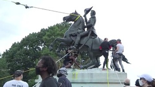 Διαδηλωτές στην Ουάσιγκτον επιχειρούν να ρίξουν το άγαλμα του ρατσιστή Προέδρου Α. Τζάκσον