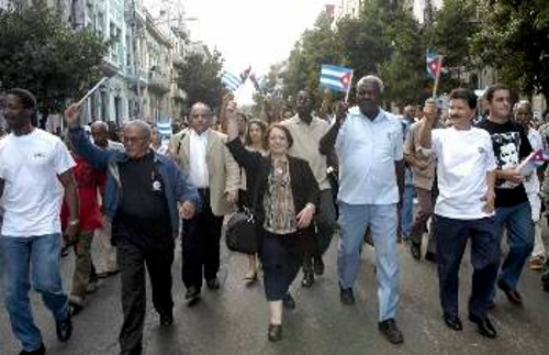 Η αντιπροσωπεία του ΚΚΕ στην κεφαλή της μεγαλειώδους διαδήλωσης της κουβανικής νεολαίας