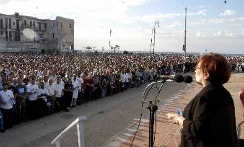 Η ΓΓ της ΚΕ του ΚΚΕ ενώ χαιρετίζει τη μεγαλειώδη συγκέντρωση των νέων της Κούβας