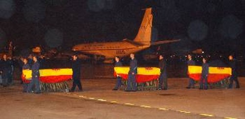 Τα φέρετρα των Ισπανών πρακτόρων φτάνουν στο αεροδρόμιο της Μαδρίτης