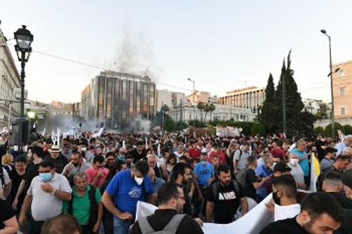 Την ώρα που η αστυνομία πνίγει τη συγκέντρωση στα δακρυγόνα