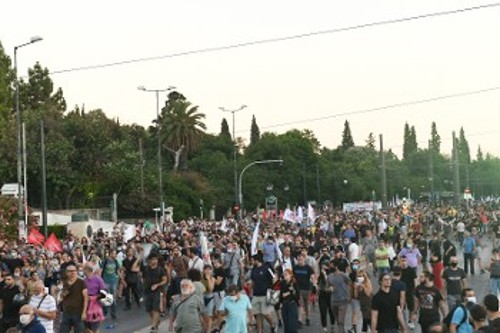 Ανασυνταγμένη η διαδήλωση, καταλαμβάνει ξανά όλον το χώρο μπροστά από τη Βουλή