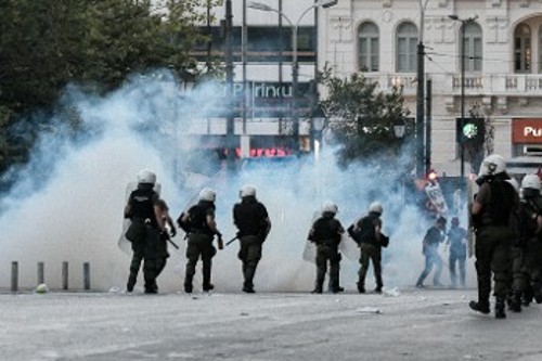 Το γνωστό κλοτσοσκούφι έχει ξεκινήσει, θέτοντας σε εφαρμογή το κυβερνητικό σχέδιο να διαλυθεί η μαζική διαδήλωση