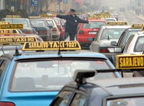 Και οι ταξιτζήδες στο δρόμο του απεργιακού αγώνα. Μπλόκαραν προχτές τους δρόμους του Σαράγεβο, φωνάζοντας «όχι» στη συνεχή υποβάθμιση του βιοτικού επιπέδου...