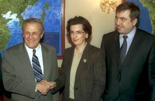 Ο Ντ. Ράμσφελντ με τον Μ. Σαακασβίλι και την υπηρεσιακή Πρόεδρο της Γεωργίας