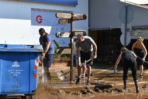 Οι κάτοικοι παλεύουν μόνοι τους να καθαρίσουν τις λάσπες