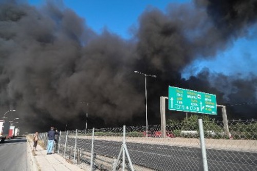 Η Εθνική οδός έκλεισε με τη φωτιά, αλλά κανείς δεν ξέρει ποια είναι η έκθεση στον δηλητηριώδη καπνό των οδηγών που κατευθύνθηκαν στον προορισμό τους μέσω παρακαμπτηρίων
