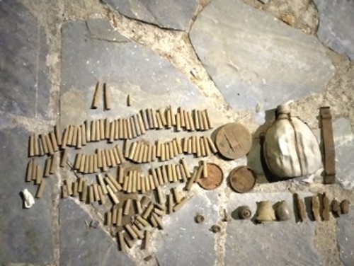 Από τα ευρήματα που βρέθηκαν σε οχυρωματικές θέσεις του ΔΣΕ και δόθηκαν από τον Βλ. Παπαθωμά, για τον εμπλουτισμό του αρχειακού υλικού του Κόμματος