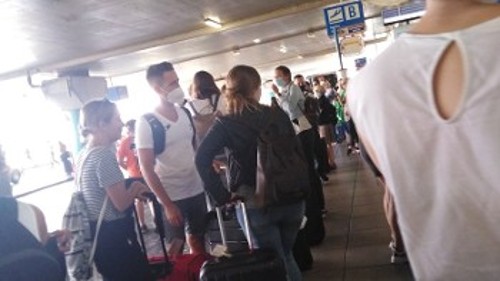 Χαρακτηριστική εικόνα από τις ουρές στο εκδοτήριο και στη στάση της λεωφορειακής γραμμής στο Αεροδρόμιο