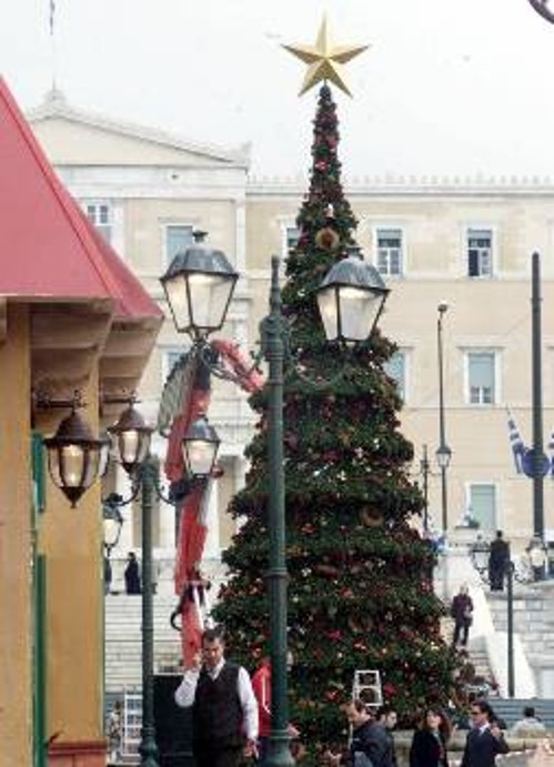 Τα δέντρα και τα στολίδια κοστίζουν ακριβά και τα έξοδα καλύπτονται από την τσέπη των δημοτών