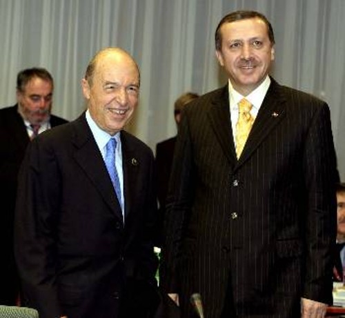 Ο πρωθυπουργός της Ελλάδας «επένδυσε»στον Ταγίπ Ερντογάν, προβάλλοντάς τον ως εκσυγχρονιστή της Τουρκίας, που θα μπορούσε να μεταβάλει πάγιες απόψεις της Αγκυρας για το Κυπριακό και τα Ελληνοτουρκικά. Τελικά, η «επένδυση» αποδείχτηκε«φούσκα»