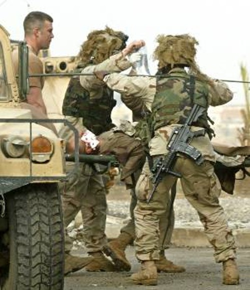 Τραυματίας στρατιώτης των κατοχικών δυνάμεων μεταφέρεται από συναδέλφους του