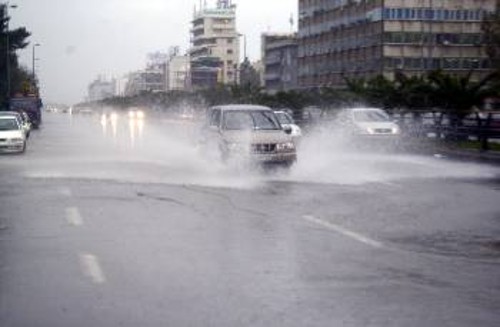 Σε λίμνη είχε μετατραπεί χτες το μεσημέρι η λεωφόρος Συγγρού