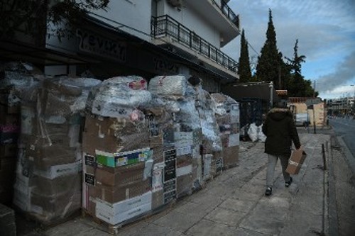 Δέματα που περιμένουν να αποσταλούν έξω από κατάστημα εταιρείας κούριερ