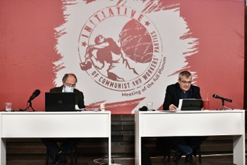 Ο Γ. Μαρίνος, μέλος του ΠΓ της ΚΕ του ΚΚΕ (αριστερά), και ο Κ. Παπαδάκης, μέλος της ΚΕ, ο οποίος παρουσίασε και την εισήγηση της Γραμματείας της ΕΚΠ