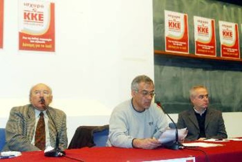 Στο βήμα της εκδήλωσης διακρίνονται ο Γ. Χουρμουζιάδης και ο Ν. Ζιώγας