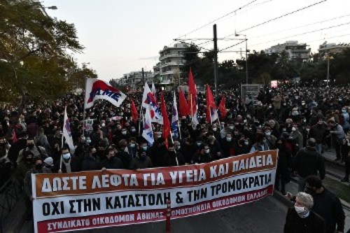 Νέα Σμύρνη: Χιλιάδες λαού διαδηλώνουν ενάντια στην κρατική καταστολή και την τρομοκρατία με αφορμή το αναίτιο χτύπημα της αστυνομίας στην πλατεία