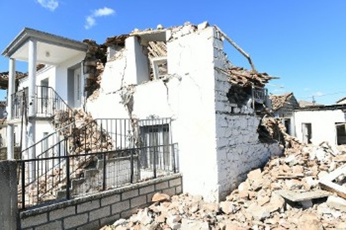Ερείπια άφησε πίσω του ο σεισμός