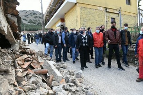 Από την επίσκεψη του ΓΓ της ΚΕ του ΚΚΕ στα σεισμόπληκτα χωριά της Λάρισας