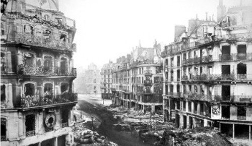 Η διάσημη εμπορική οδός Ριβολί (Rue de Rivoli) στο κέντρο του Παρισιού, μετά από την ήττα της Κομμούνας στις 28/5/1871
