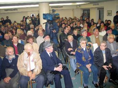 Κατάμεστη η αίθουσα του «ΡΕΞ» στη χτεσινή ομιλία του Κώστα Καζάκου