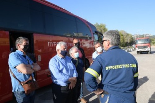 Με τους πυροσβέστες που έδωσαν τη σκληρή μάχη για την κατάσβεση της πυρκαγιάς