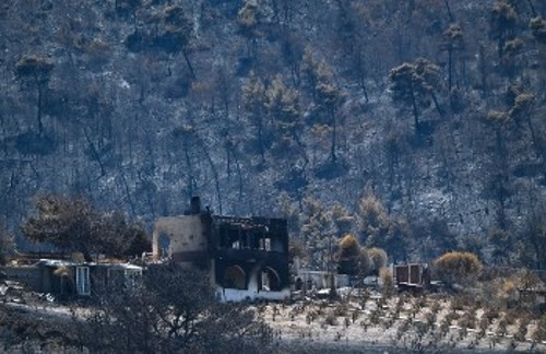 Καμένη κατοικία στον Σχίνο Κορινθίας