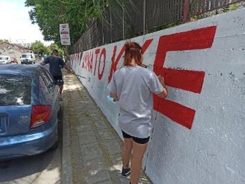 Στολισμένοι και οι δρόμοι γύρω από την έδρα της ΚΕ