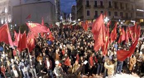 Πλημμύρισε από κόσμο η πλατεία τριών Συμμάχων