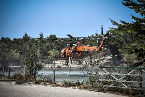 Πυροσβεστικό ελικόπτερο αντλεί νερό από τη λίμνη Μπελέτσι στην Ιπποκράτειο Πολιτεία, 7 μέρες μετά τη μεγάλη φωτιά