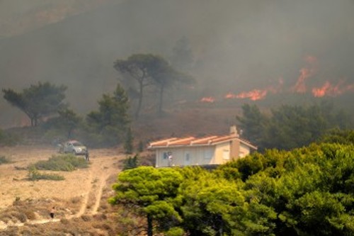 Από τη χτεσινή πυρκαγιά στην Κερατέα δίπλα σε οικισμούς