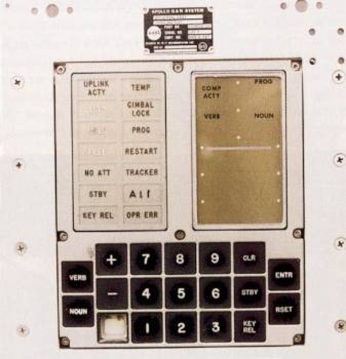 Σήμερα ίσως φαίνεται απίστευτο, αλλά ο άνθρωπος πήγε στο φεγγάρι με αυτόν ακριβώς τον υπολογιστή (1968). Η είσοδος των δεδομένων γινόταν με χρήση κωδικών δύο ψηφίων, που οι αστροναύτες έπρεπε να πληκτρολογούν ακολουθώντας ένα βιβλιαράκι οδηγιών. Μπορούσε να κάνει μόνο σχετικά απλούς υπολογισμούς τηλεμετρίας και τύπωνε τα αποτελέσματα σε χαρτί...