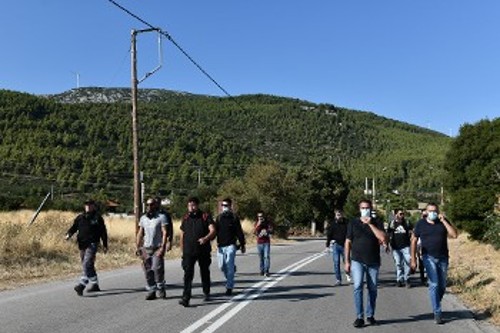 Ο Θοδωρής Χιώνης, μέλος του ΠΓ της ΚΕ του ΚΚΕ, μαζί με την ομάδα των εθελοντών κατευθύνονται προς το μέτωπο της φωτιάς για να συνδράμουν τις δυνάμεις κατάσβεσης