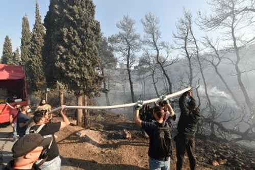 Εθελοντές του ΚΚΕ συνδράμουν τις πυροσβεστικές δυνάμεις από τη Ρουμανία στην περιοχή του Προφήτη Ηλία στα Βίλια