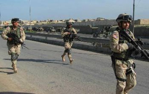 Κατοχικές δυνάμεις ασφαλίζουν μια περιοχή στη Μοσούλη μετά από επίθεση της Ιρακινής αντίστασης