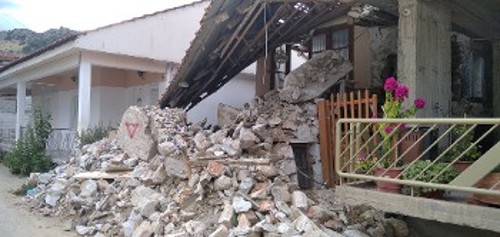 Δίπλα στο σχολείο στο Δαμάσι τα σπίτια ακόμα είναι με τα μπάζα στον δρόμο