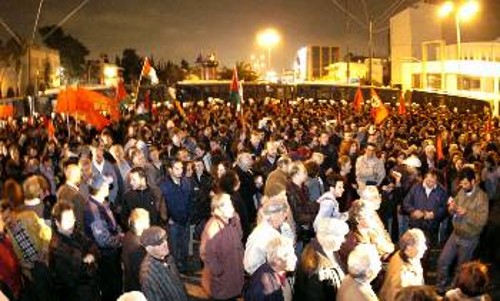 Τα συνθήματα «Κάτω τα χέρια από την Παλαιστίνη» και «Αλληλεγγύη στην πάλη των λαών - Κάτω η Νέα Τάξη των ιμπεριαλιστών» κυριάρχησαν στις χτεσινές διαδηλώσεις της Αθήνας και της Θεσσαλονίκης (φωτό)