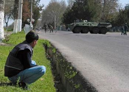 Τανκ μπλοκάρει το δρόμο προς την Τασκένδη