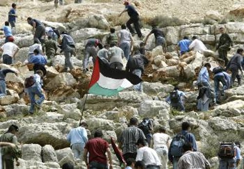Διαδηλωτές Παλαιστίνιοι αναρριχώνται στα βράχια, για να αποφύγουν τον ισραηλινό στρατό