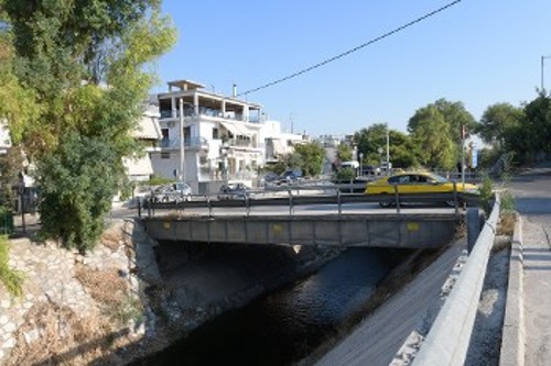 Μπαλώματα και στη γέφυρα της Ν. Χαλκηδόνας που είχε υπερχειλίσει