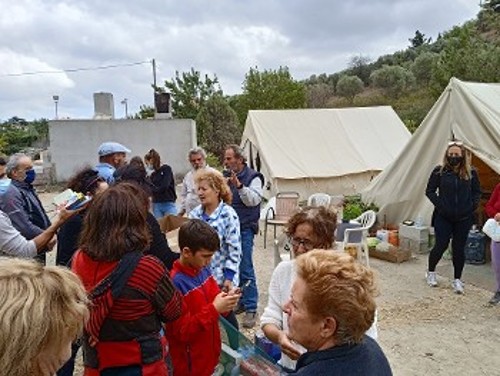 Η λαϊκή αλληλεγγύη δυναμώνει στους καταυλισμούς των σεισμόπληκτων