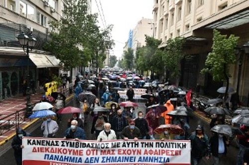 Χιλιάδες συνταξιούχοι από όλη τη χώρα διαδηλώνουν στην Αθήνα