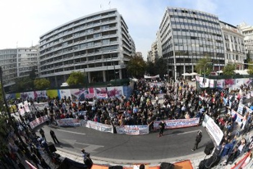 Πληγέντες από φυσικές καταστροφές από όλη τη χώρα διαδηλώνουν στην Αθήνα