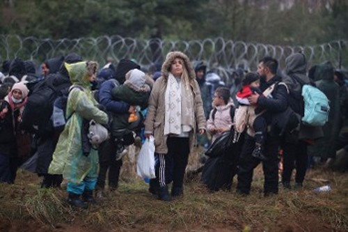 Εγκλωβισμένοι στα σύνορα, σε άθλιες συνθήκες, παραμένουν εκατοντάδες μετανάστες