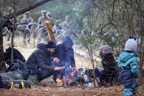 Χιλιάδες μετανάστες βρίσκονται εγκλωβισμένοι εδώ και μήνες κοντά στα σύνορα της Λευκορωσίας