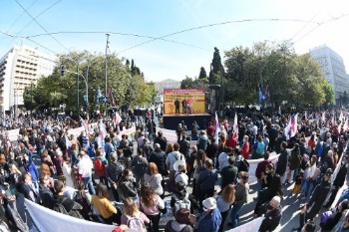 «Κάτω τα χέρια από τη ΛΑΡΚΟ», διαδήλωσαν στην Αθήνα απεργοί από όλους τους χώρους δουλειάς της επιχείρησης, έχοντας στο πλευρό τους σωματεία και φορείς