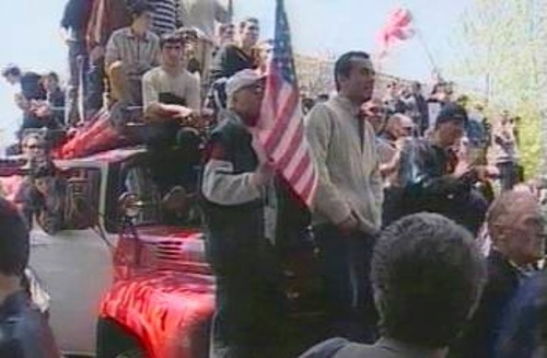 Οι αμερικάνικες σημαίες αποκαλύπτουν άλλη μια «αυθόρμητη» διαδήλωση στην περιοχή της Γεωργίας...