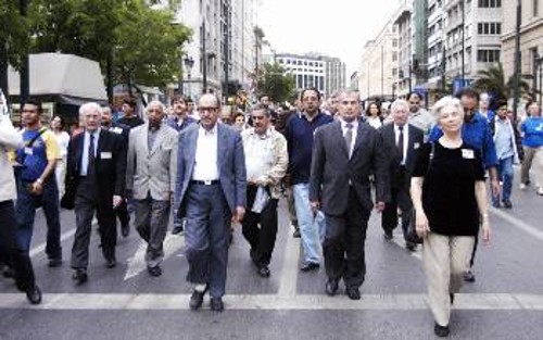 Οι ξένες αντιπροσωπείες που συμμετέχουν στην πορεία φθάνουν στα Προπύλαια