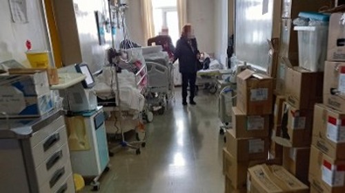Νοσοκομείο «Αλεξάνδρα»: Εικόνες ντροπής με ράντζα στους διαδρόμους