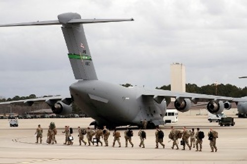 Αεροσκάφη «C-17» μεταφέρουν Αμερικανούς στρατιώτες από τη βάση «Φορτ Μπραγκ» στις ΗΠΑ προς την Ανατολική Ευρώπη